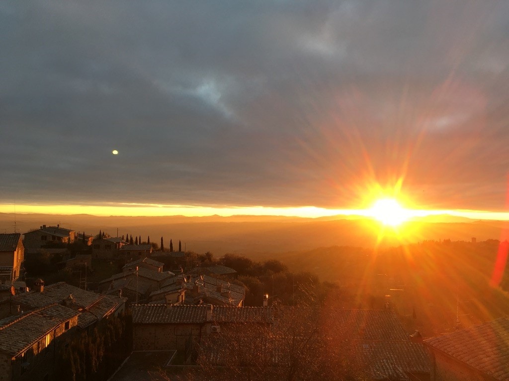 Sunrise from the town of Montalcino.png